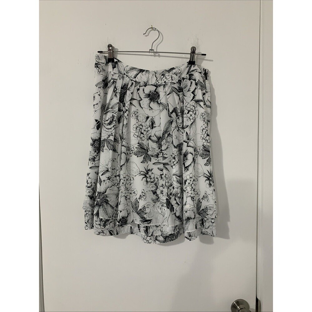 Karl Lagerfeld Womens Black White Floral Pleated Skirt Waist‎ 32” L 22”